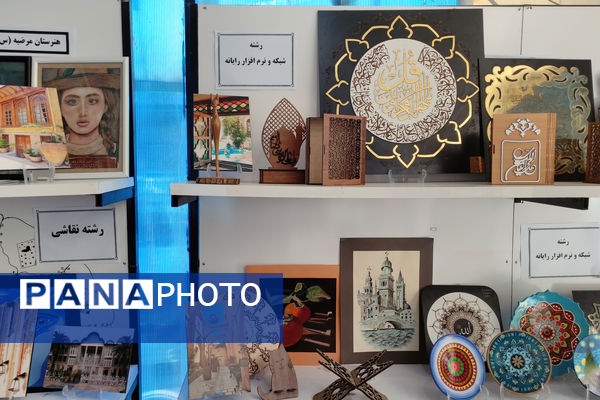 نمایشگاه آثار هنری هنرستان‌ها به‌مناسبت هفته مشاغل 