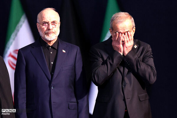 ادای احترام سران قوا و جمعی از مسئولان نظام بر پیکر مطهر رهبر شهید انقلاب