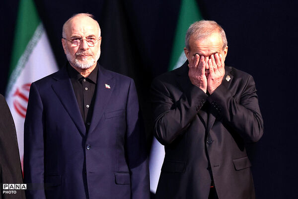 ادای احترام سران قوا و جمعی از مسئولان نظام بر پیکر مطهر رهبر شهید انقلاب