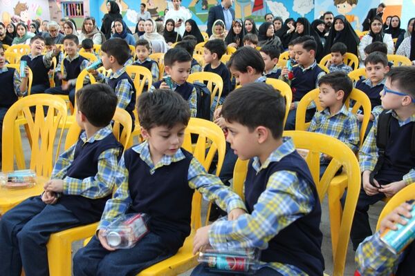 جشن شکوفه‌ها در دبستان منوچهر رزاقی ناحیه۳ مشهد