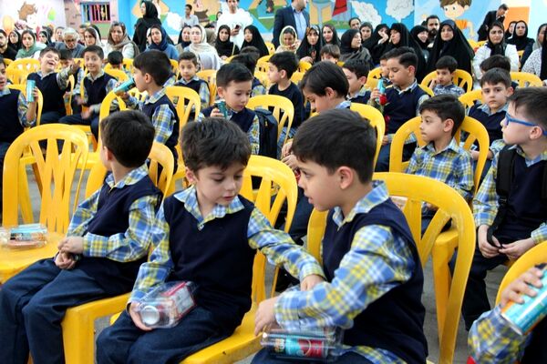 جشن شکوفه‌ها در دبستان منوچهر رزاقی ناحیه۳ مشهد