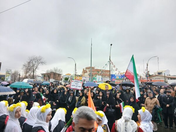 باران عشق وارادت به انقلاب همراه با باران‌ها ی نقره‌ای رشت