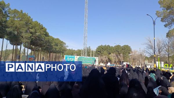 اقامه نماز با شکوه عید فطر به امامت امام جمعه حبیب آباد