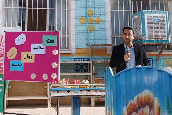 نواختن زنگ هفته سلامت روان در دبیرستان حضرت معصومه (س) شهرستان فیروزه