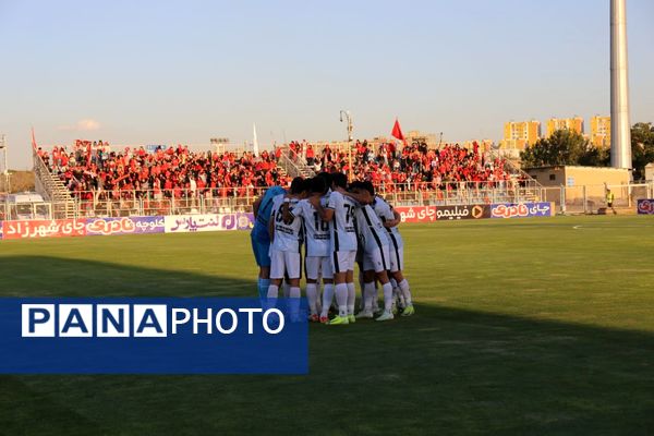 برد شیرین تراکتور در خانه مقابل آلمینیوم اراک