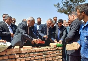  آئین خشت گذاری مدرسه ثامن الحج علیه السلام در شهرستان اسلامشهر 