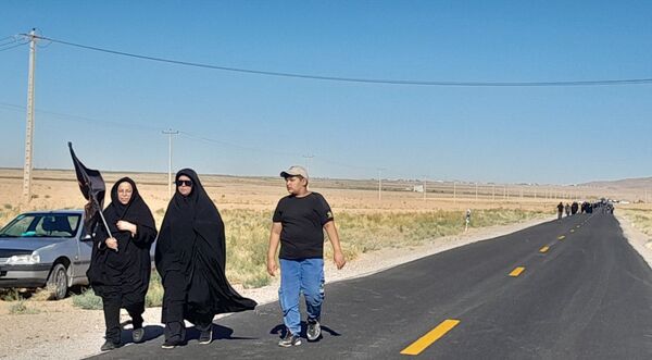 پیاده‌روی زائران جامانده ازحرم رضوی در شهرستان بام و صفی آباد