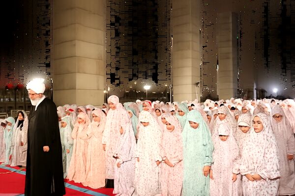 «نماز فرشته‌ها» در نخستین شب آیین بدرقه مردمی امام شهید اقامه شد