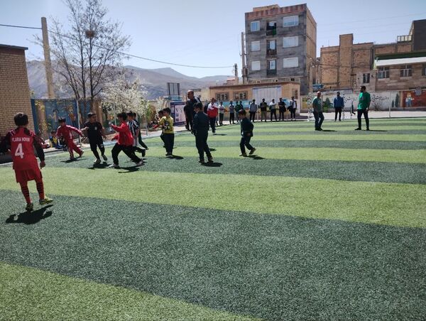 اجرای طرح شهید خرازی ( آزادسازی فضای ورزشی) در دبستان پیامبراعظم ( ص) شهرستان فیروزکوه 