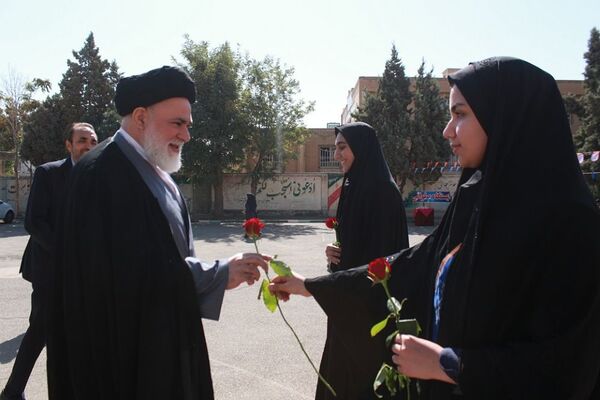آیین نواختن زنگ بازگشایی مدارس در بهارستان‌2