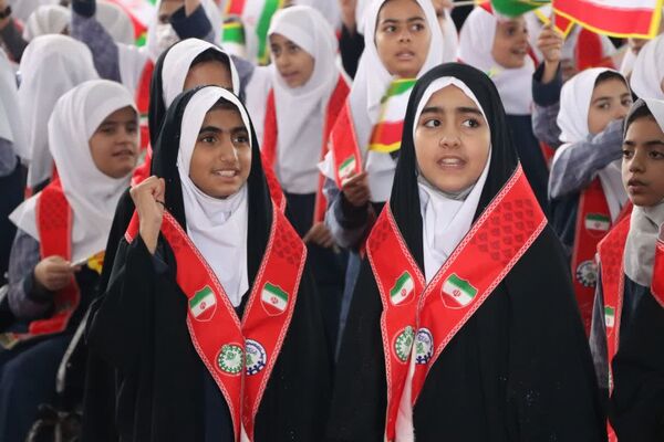 ثبت اثر انگشت هزار دانش‌آموز یزدی پای پرچم ایران