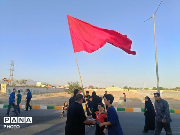 رقص پرچم‌ها در باد عزای کاشمر هم‌صدایی آسمان با زائران