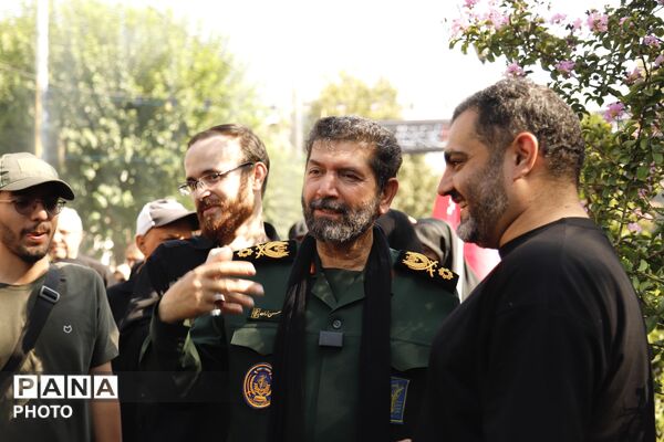 حضور فرمانده سپاه تهران در میان خیل زائران جاماندگان اربعین