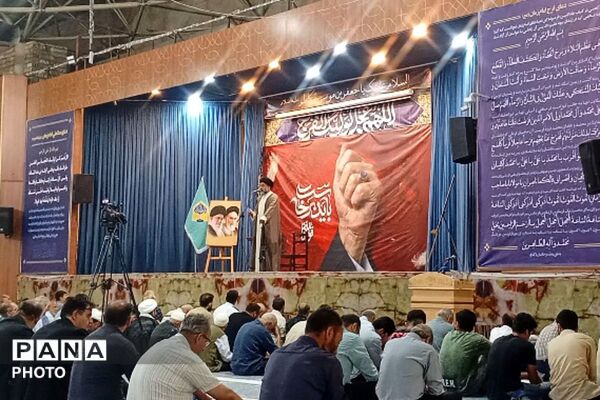 نماز جمعه در صحن مطهر امامزاده جعفرابن موسی الکاظم پیشوا