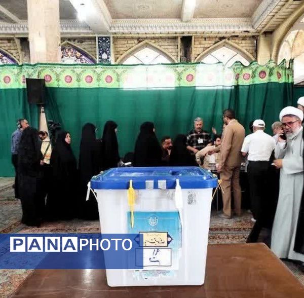 جلوه‌هایی از حضور نوجوانان قمی در شعبه‌های اخذ رای -1