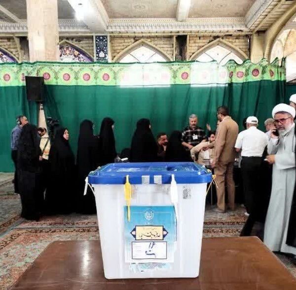 جلوه‌هایی از حضور نوجوانان قمی در شعبه‌های اخذ رای -1