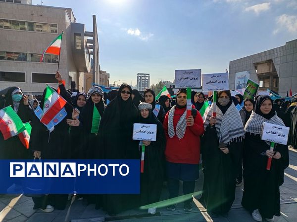 خروش ۱۳ آبان در مشهد؛ دانش‌آموزان، نماد ایستادگی