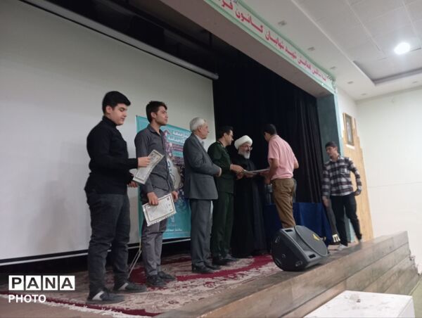 نشست اعضای تشکل های دانش آموزی با امام جمعه کاشمر 