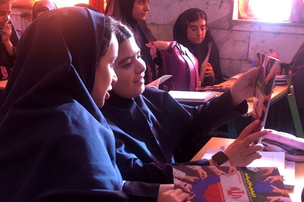گرامیداشت دانش‌آموزان جنگ ۱۲ روزه با اهدای کتاب «از ایرانمان دفاع می‌کنیم»