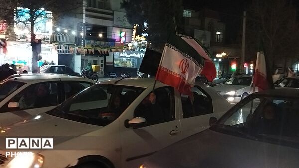 رژه ماشینی عاشقان وطن با خودرو های خود در بلوار فضل نیشابور 