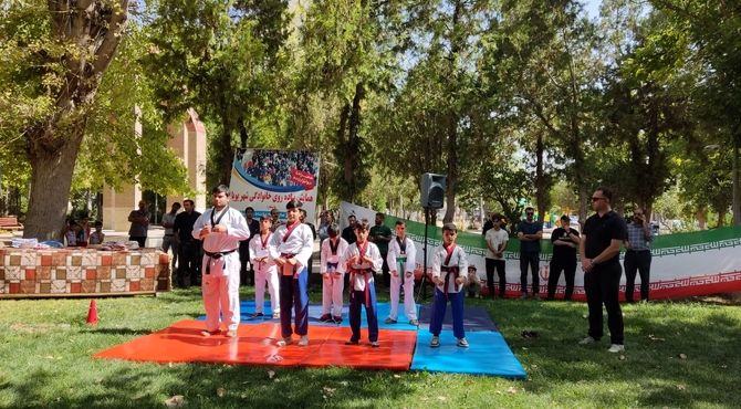 پیاده‌روی خانوادگی «شهر پویا» در بیجار برگزار شد