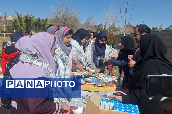 لذت نقاشی همگانی کنار دوستان در بوستان جنت شیراز 
