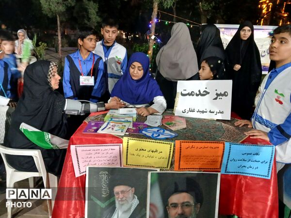  میز خدمت به میزبانی مدرسه پسرانه شهید مهدی غفاری در تجمعات شبانه شهر فرون آباد