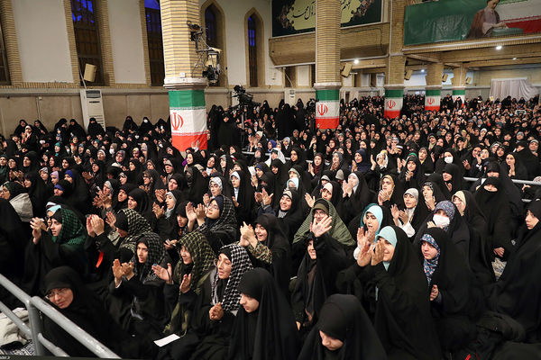 دیدار جمعی از رأی اولی‌ها و خانواده‌های شهدا با رهبر انقلاب اسلامی