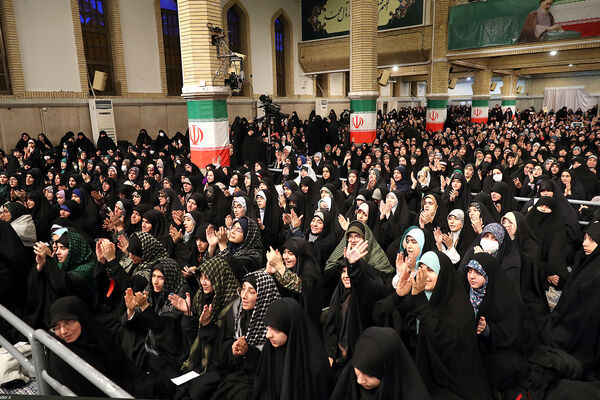 دیدار جمعی از رأی اولی‌ها و خانواده‌های شهدا با رهبر انقلاب اسلامی