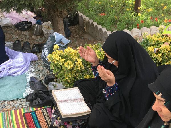 برپایی مراسم دعای عرفه در گلستان شهدای اصفهان
