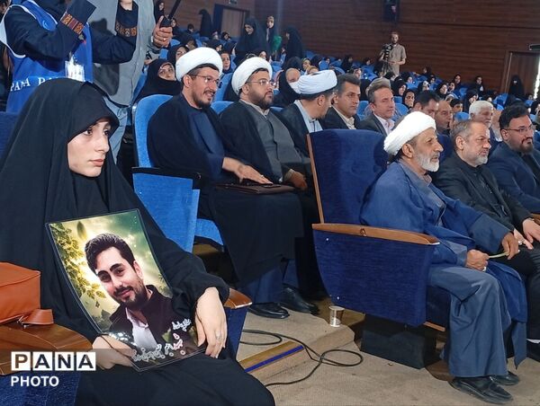 اجرای گروه سرود برگزیده دانش‌آموزی در مراسم تجلیل از خانواده‌های شهدا در ساوجبلاغ
