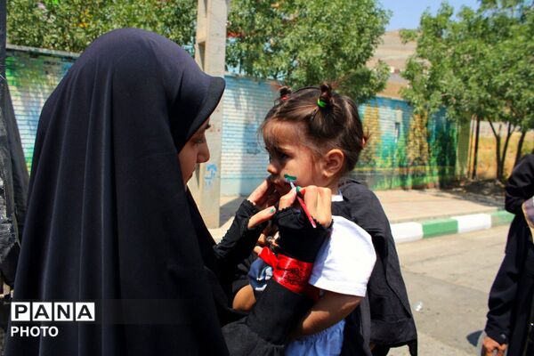 حضور پر رنگ کودکان و نوجوانان حسینی در راهپیمایی جاماندگان اربعین