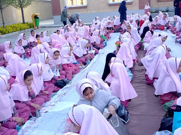  مراسم افطار در مدرسه فروردین طاهباز ناحیه ۵