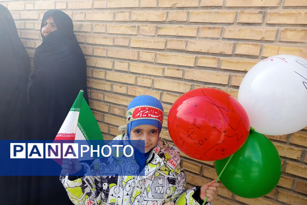 حضور پرشور دانش‌آموزان شهر بهمن در راهپیمایی ۲۲ بهمن ماه