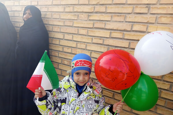 حضور پرشور دانش‌آموزان شهر بهمن در راهپیمایی ۲۲ بهمن ماه