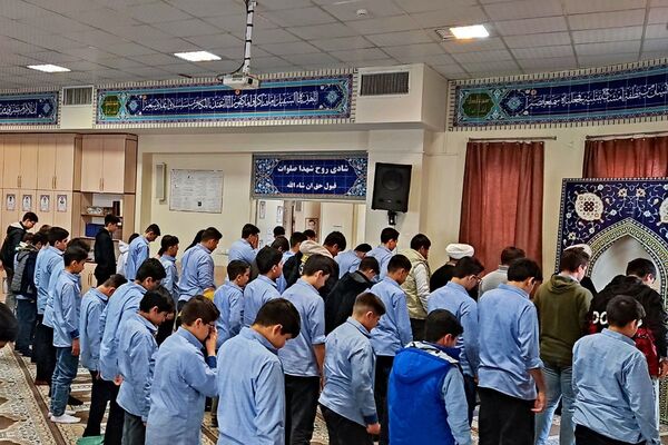 برپایی نماز جماعت در مدرسه انصارالمهدی قرچک 