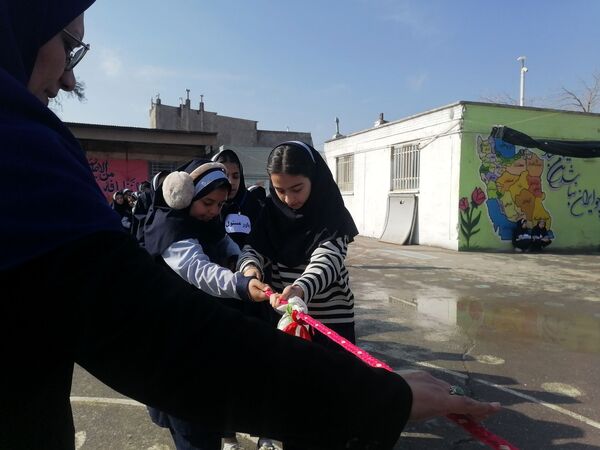  مسابقه طناب کشی به مناسبت دهه فجر در مدرسه ناهید نخودی 