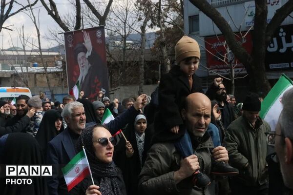  حلما با عروسک‌ها سوگ خانواده شهیدش را در آغوش کشید