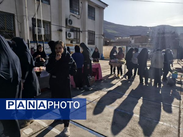 بازارچه کارآفرینی در دبیرستان شاهد ریحانه