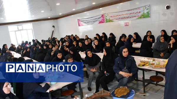 کارگاه طبخ آبزیان در دبیرستان میر فتح‌اله سید زنوزی شهر زنوز 