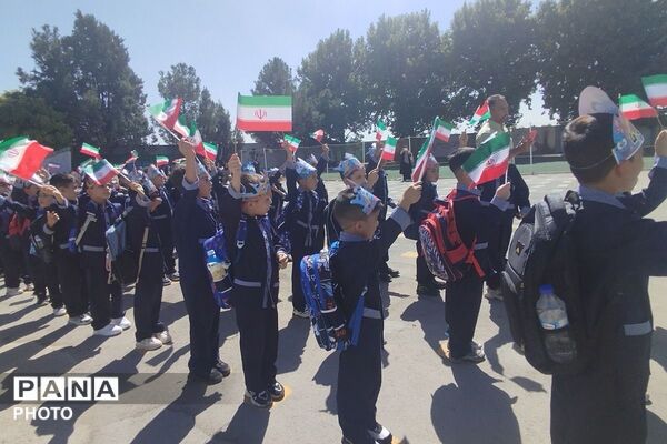 جشن شکوفه‌ها در مدرسه ۱۲ بهمن بهارستان دو
