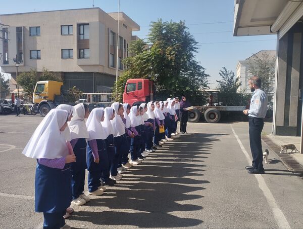 تقدیر دانش آموزان دبستان سرای دانش از قهرمانان بی ادعا در روز آتش نشانی
