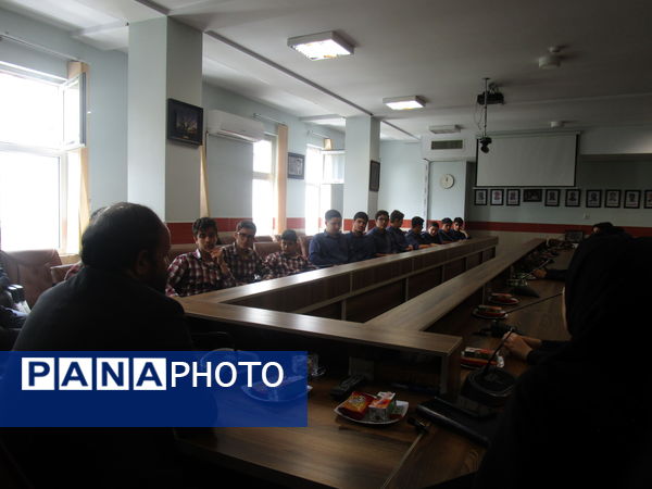 دیدار رئیس آموزش و پرورش ناحیه یک کرج با اعضای شورای دانش‌آموزی مدارس