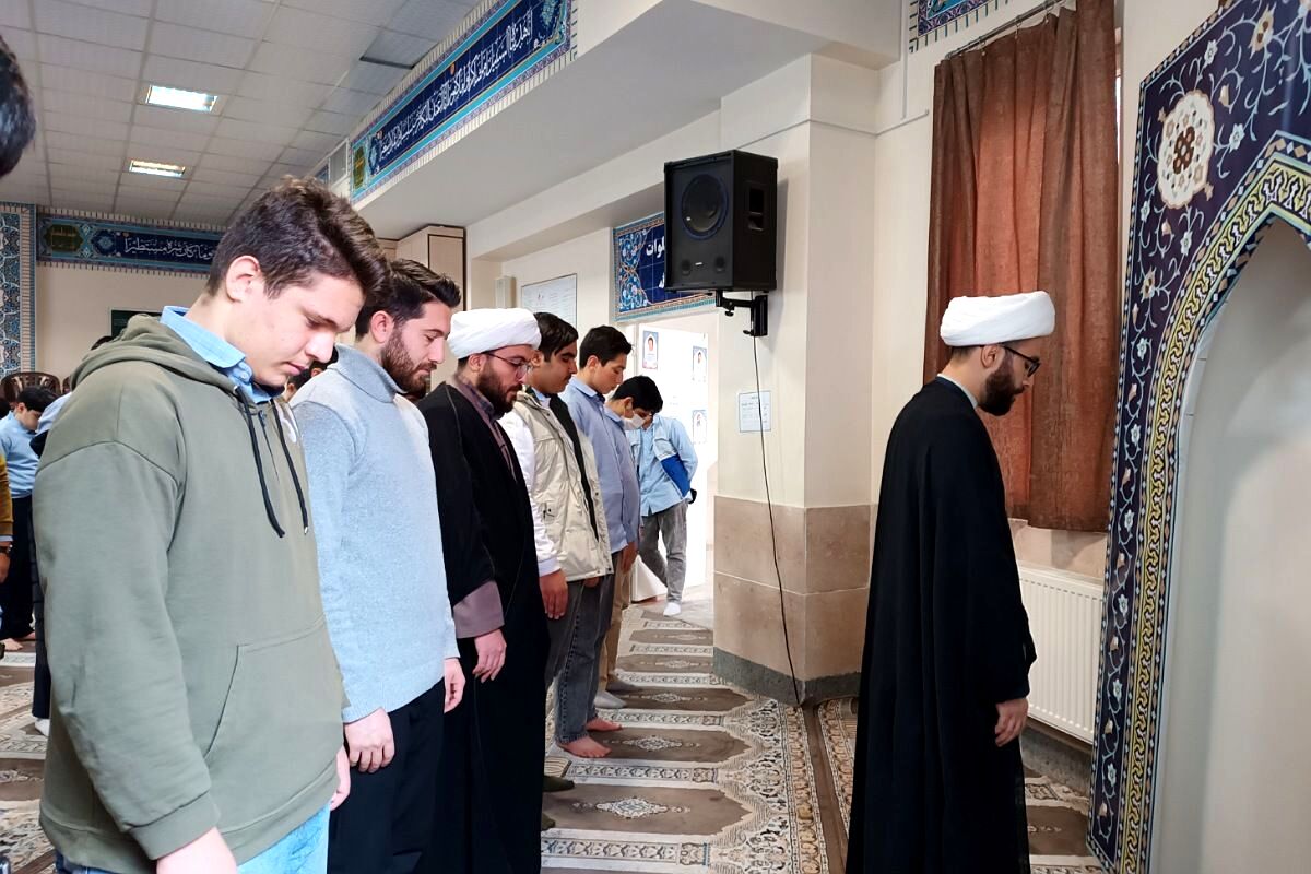 برپایی نماز جماعت در مدرسه انصارالمهدی قرچک 