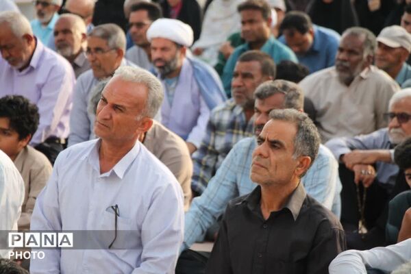طنین نماز عید قربان در بقعه متبرک امامزاده شاه قطب‌الدین حیدر (ع) رودان