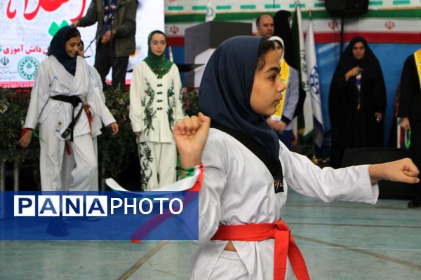 هم‌سرایی هزار نفری دانش‌آموزان یاور انقلاب در اسلامشهر