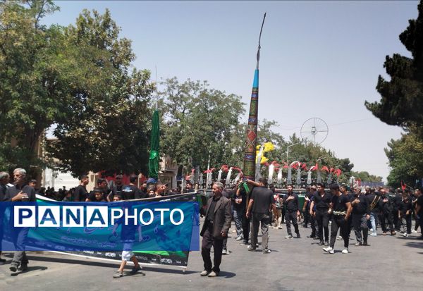 عزاداری ظهر  عاشورا در خیابان‌های شهر نیشابور 