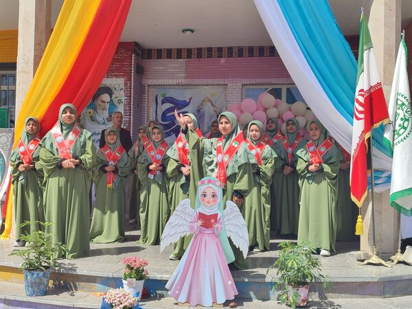 نواختن زنگ سپاس معلم در دبستان دخترانه شاهد نرگس