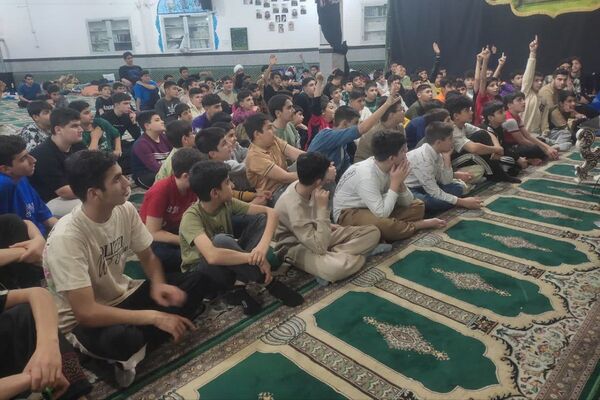 اعتکاف دانش آموزی در مسجد حضرت ابوالفضل قیامدشت