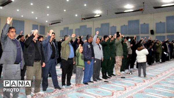 طلاب و بسیجیان شهرستان مارگون در شب پنجم غمِ شهادت امام خامنه‌ای، اقدامات آمریکا را محکوم کردند